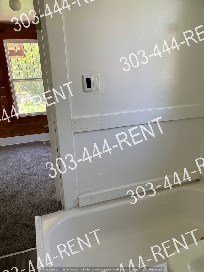 Building Photo - $400 Holiday Move-In Special – 3-Bed Ranch Home Minutes from Downtown Denver