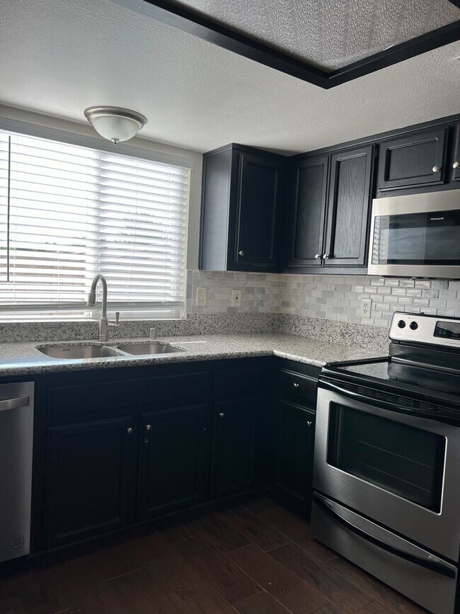 Building Photo - Available Now - Elegant 3-Bedroom, 2.5 Bat...