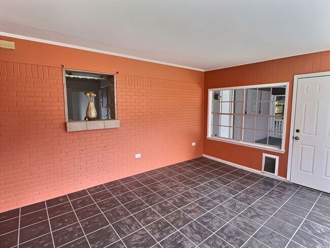 Building Photo - Spacious 3/2 Living in the Heart of Ocean Springs