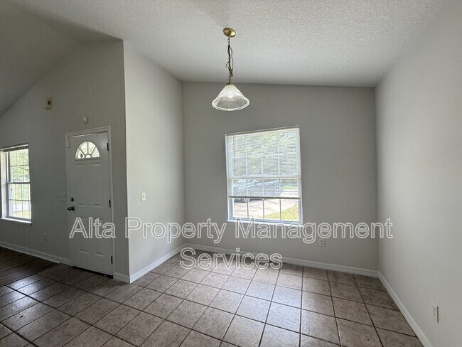 Building Photo - 324 Lena St