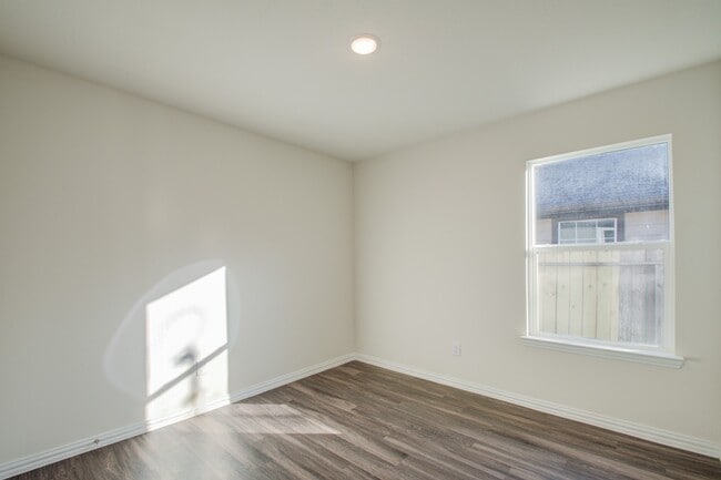 Building Photo - 6202 N Wayside Dr