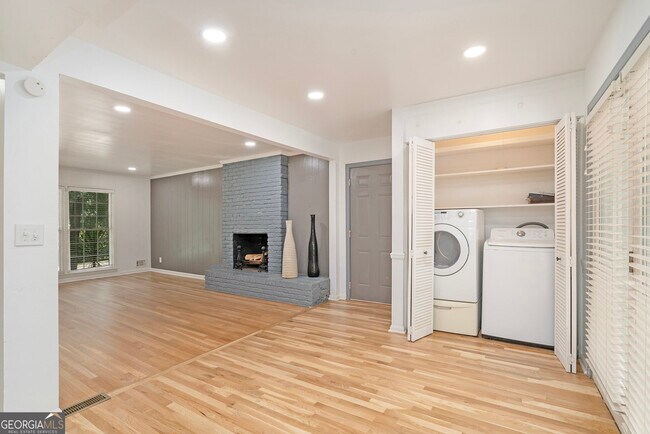 Building Photo - 525 Abernathy Rd NE