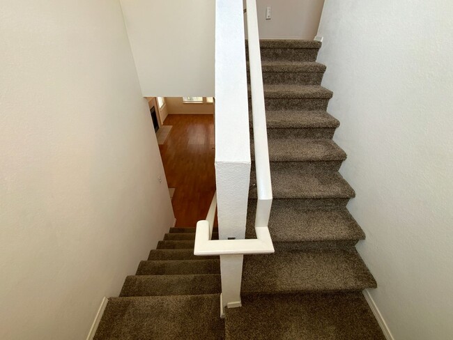 Building Photo - 3 Bedroom Home Available In Gated Communit...