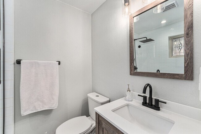 Building Photo - $500 OFF RENT!!!! STUNNING 5BD/3BA Home in...