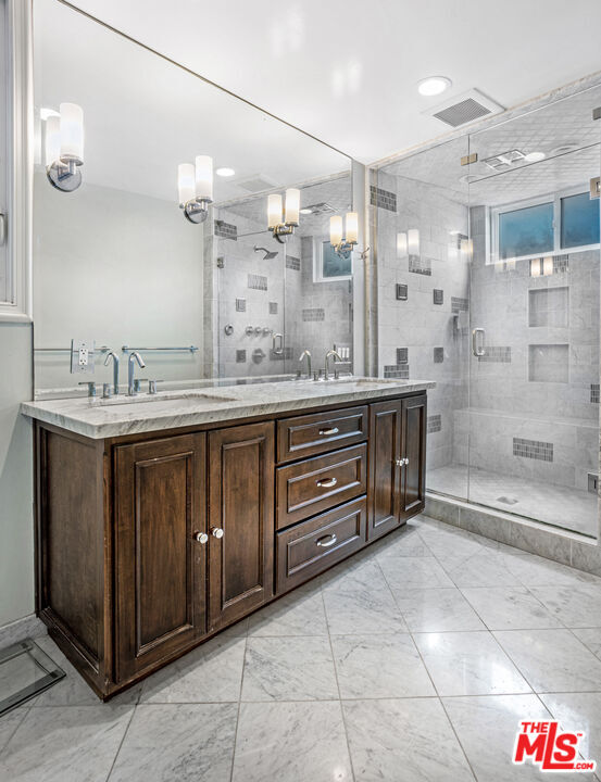 Building Photo - 318 26th St