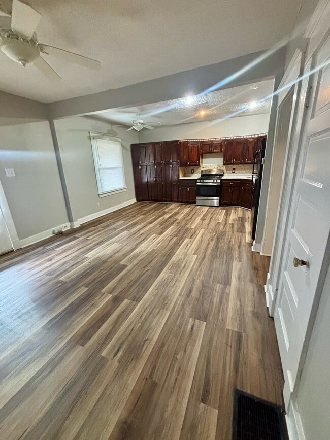 Building Photo - 1015 Sale Ave