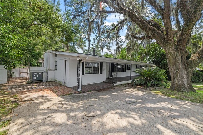Building Photo - 103 S Chapel Dr