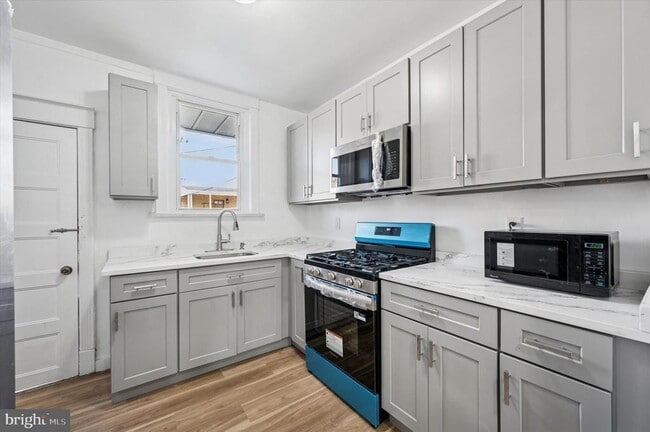 Building Photo - 703 N 66th St