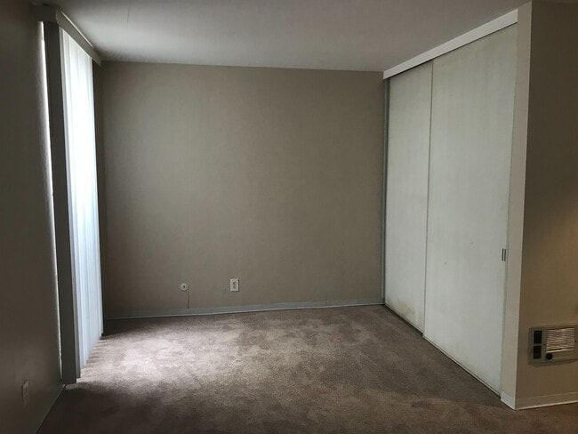 Building Photo - Make This Condo A Place You Can Call Home!!