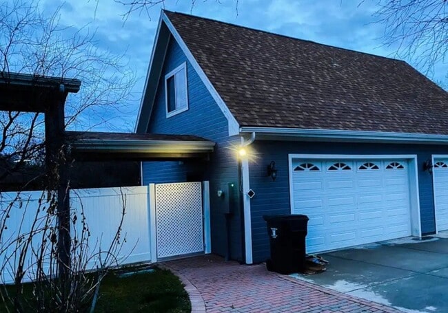 Building Photo - 585 Calle De La Rosa