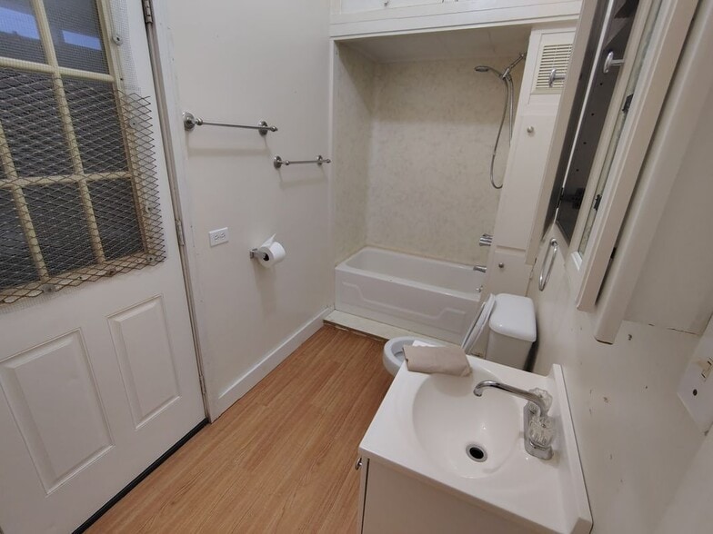 Building Photo - 147 E Matson Ave