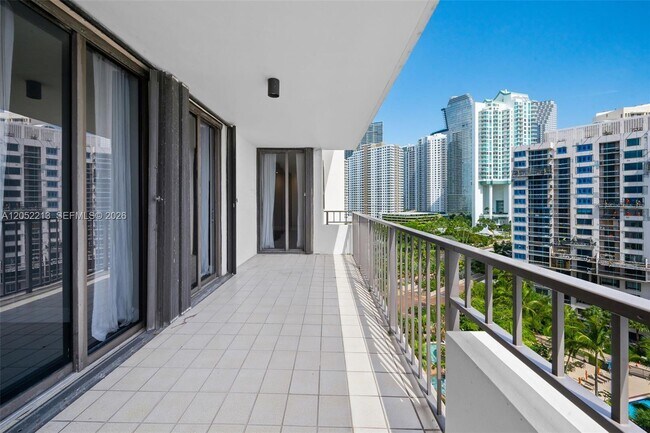 Building Photo - 520 Brickell Key Dr
