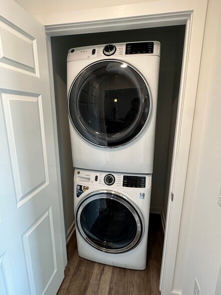 Full Size Front Load W/D - 660 E Cypress St