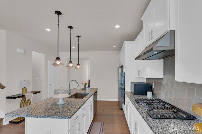 Building Photo - 29 Beachwood Dr