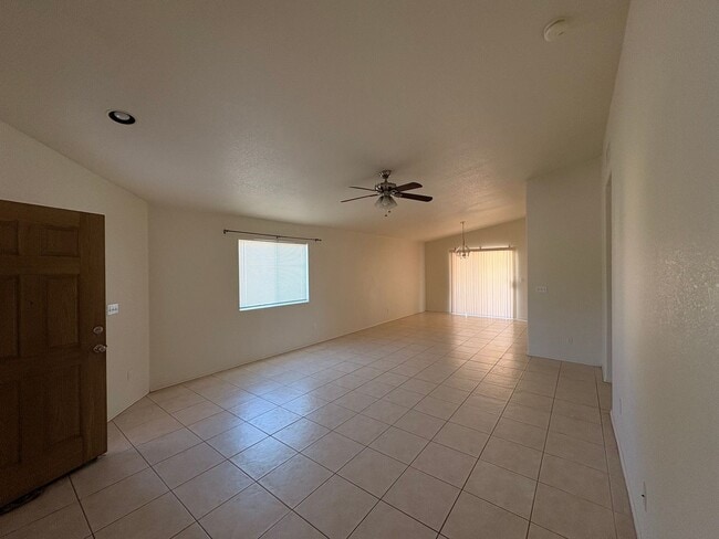 Building Photo - 3Bed 2Bath West Side Home