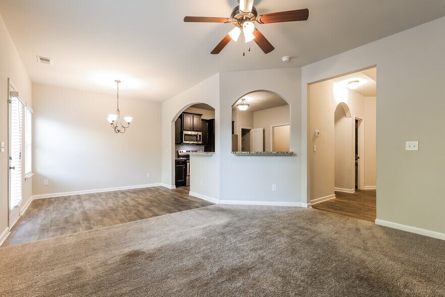 Building Photo - 285 Magnaview Dr
