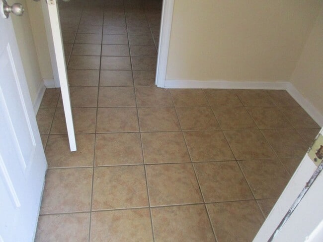 Building Photo - 222 Glade Ln