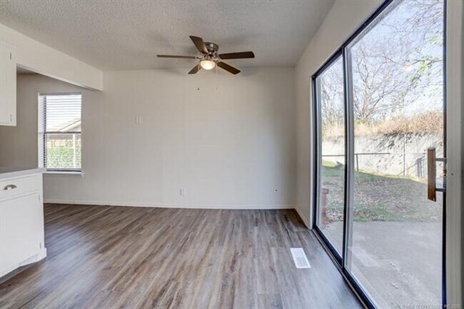 Building Photo - 3 Bed 2 Bath 2 Car Garage in Highly Desired Jenks Schools