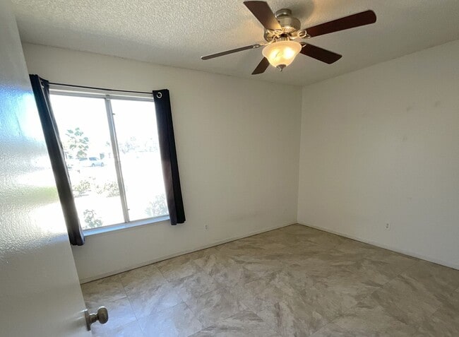 Building Photo - Charming Clovis 3/2 Home with New Solar System * Move-In Bonus! *