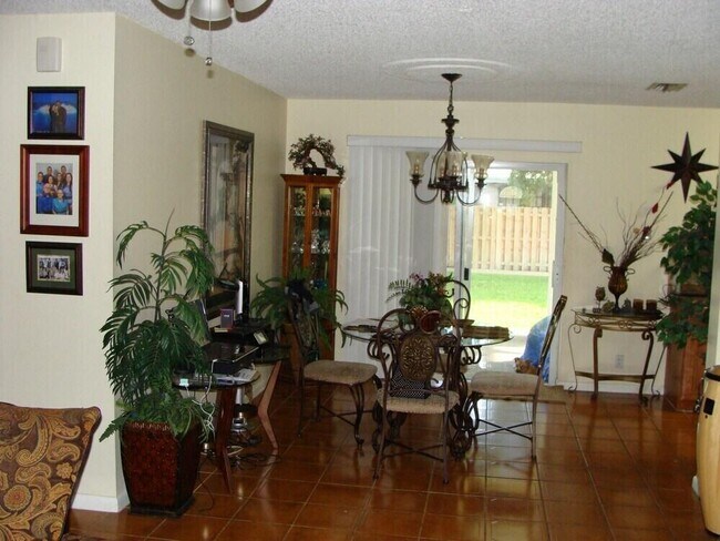 Building Photo - 2589 Dolphin Dr
