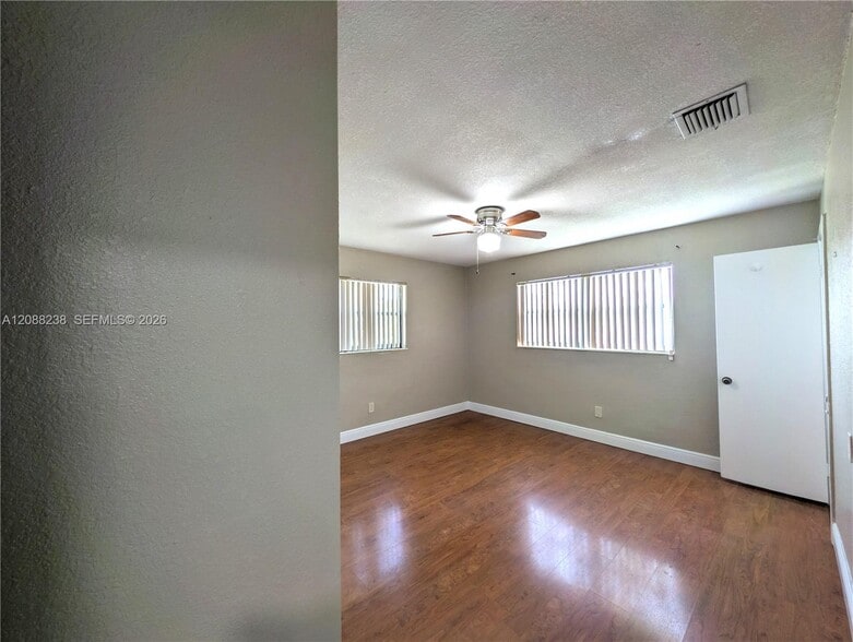 Building Photo - 2912 Sunshine Blvd