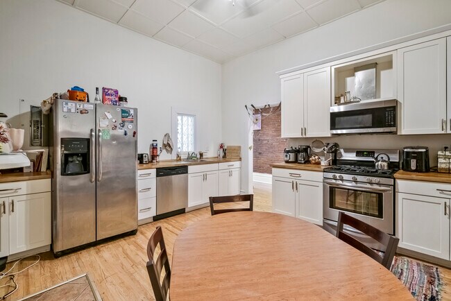 Building Photo - 2120 E Carson St