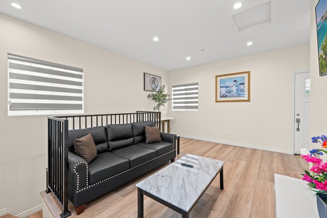 Building Photo - Stylish & Bright 2 Bed 2 Bath | Fully Furn...