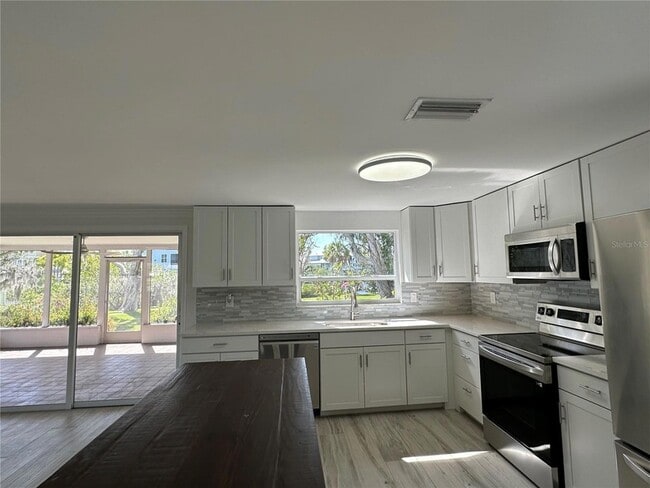 Building Photo - 812 Bayview Dr