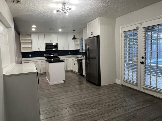 Building Photo - 7118 Caloosa Ct