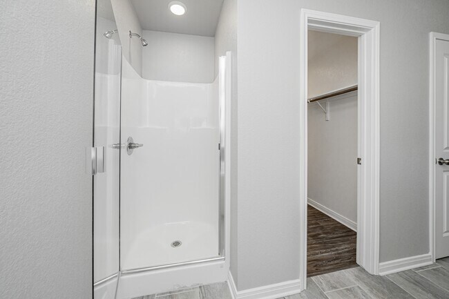 Building Photo - 536 Fallbrook Dr