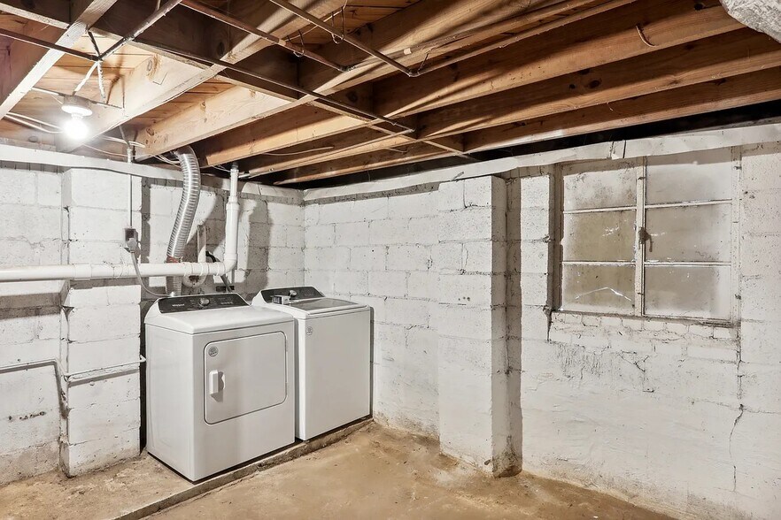 Building Photo - 1268 Eastland Rd SE