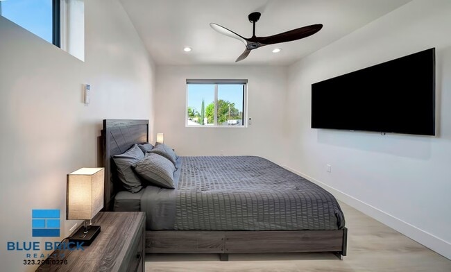 Building Photo - 5841 Vanalden Ave