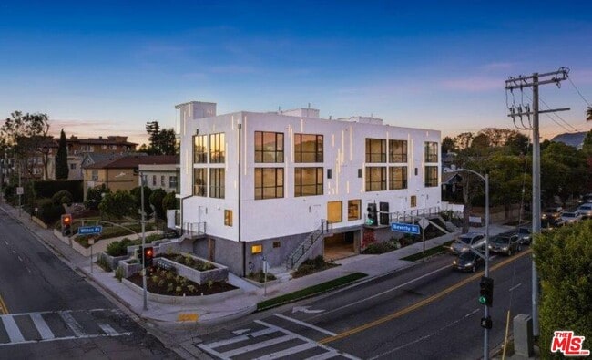 Building Photo - 307 N Wilton Pl