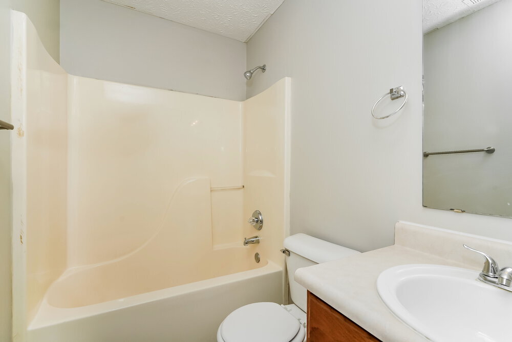 Building Photo - 4487 Connaught Dr E