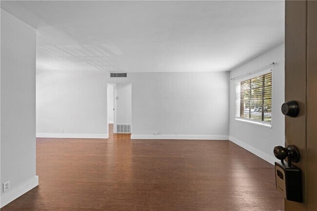 Building Photo - 1370 Chalmette Dr NE