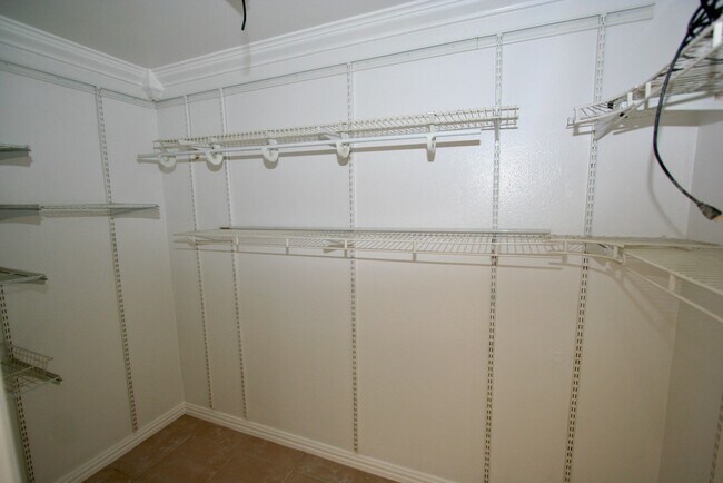 Building Photo - 17331 Red Oak Dr