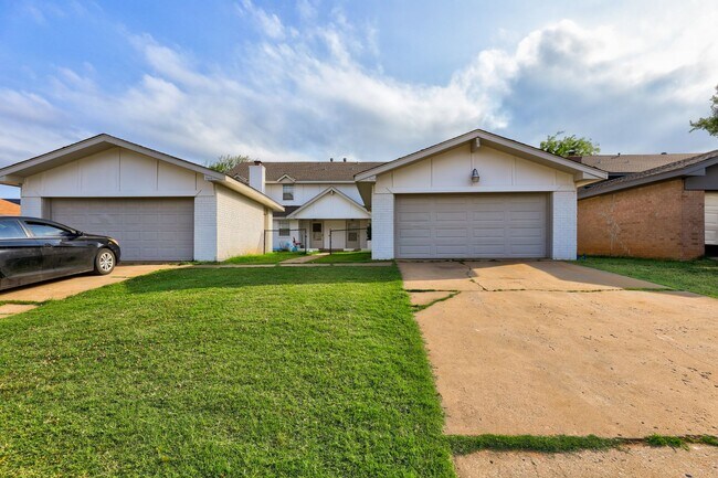 Building Photo - 4 Bedroom,2.5 Bath and 2 Car Garage Duplex with Fireplace and Prime Location Near Lake Hefner
