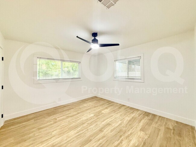 Building Photo - 1725 W Mitchell Dr