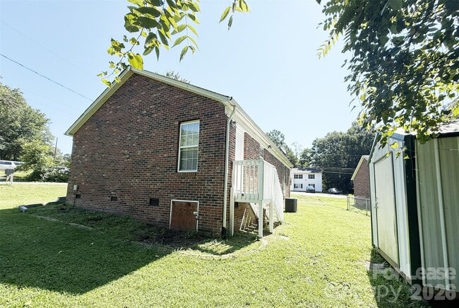 Building Photo - 527 E Carpenter St