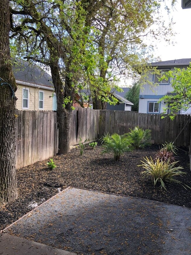 Building Photo - 3 Bedroom Townhome For Rent