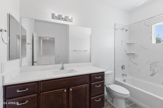 Building Photo - 2842 E Tracy Ln