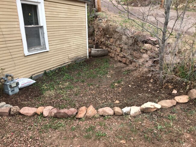 Building Photo - 831 Midland Ave