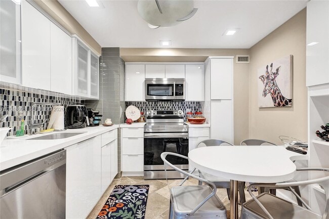 Building Photo - 9225 Collins Ave