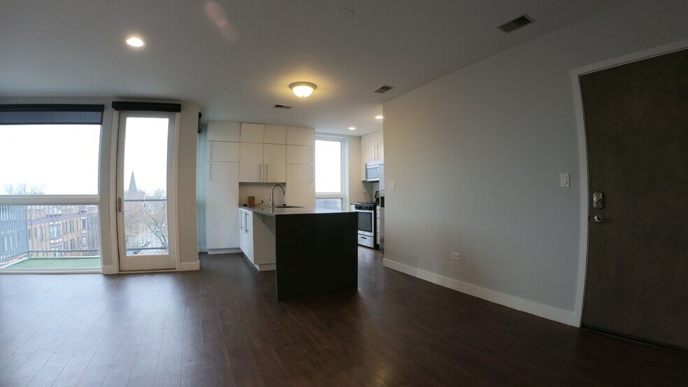 Building Photo - 3301 N Sheffield Ave