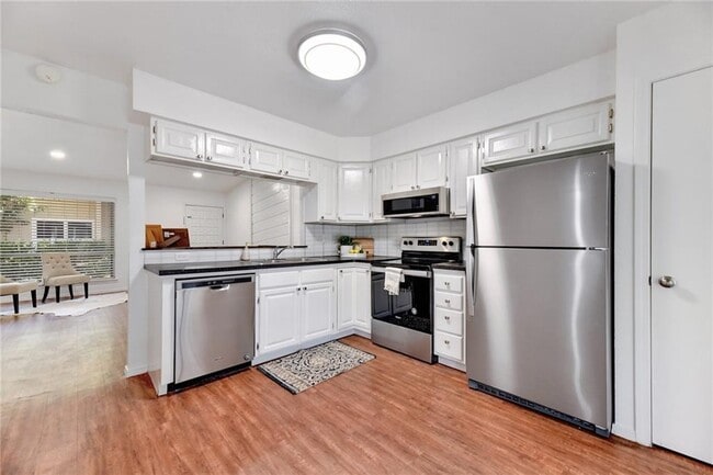Building Photo - 11904 Broad Oaks Dr