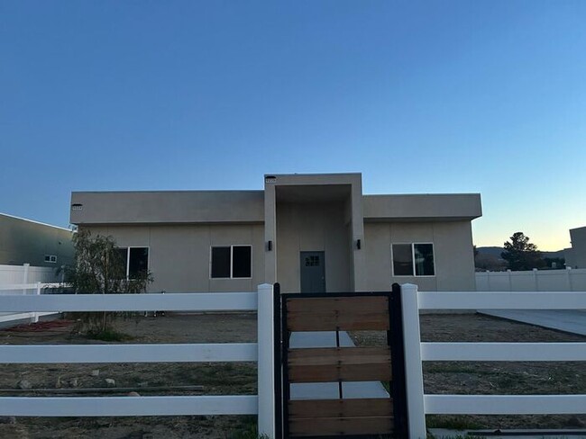 Building Photo - Stunning 3 Bedroom 2 Bathroom House for Re...