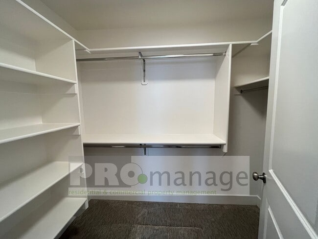 Building Photo - 3 Bed, 2 Bath Town Home w/ 2 Car Garage