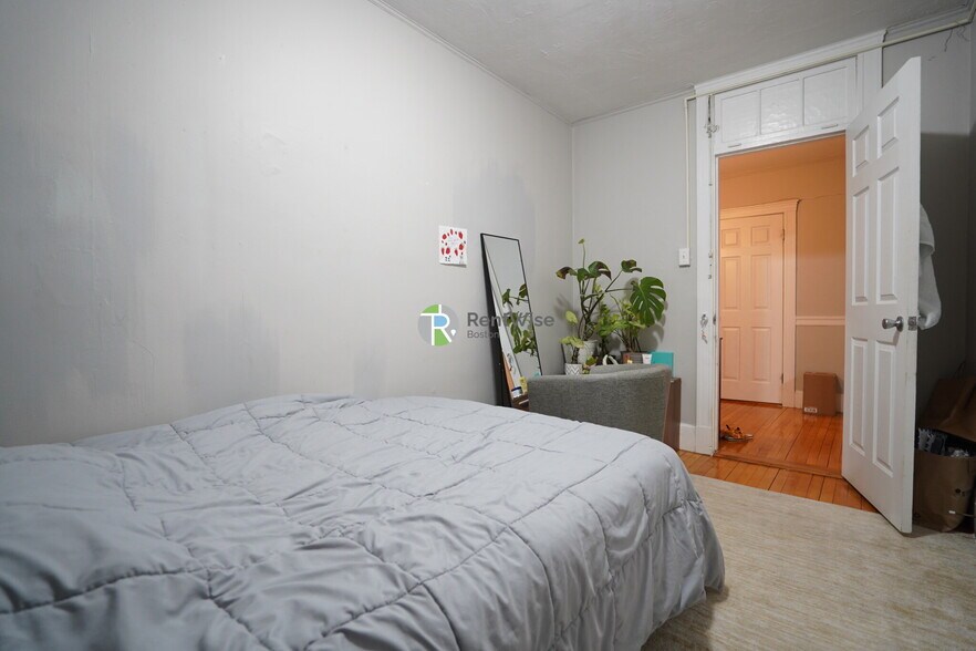 Building Photo - 142 Davis Ave