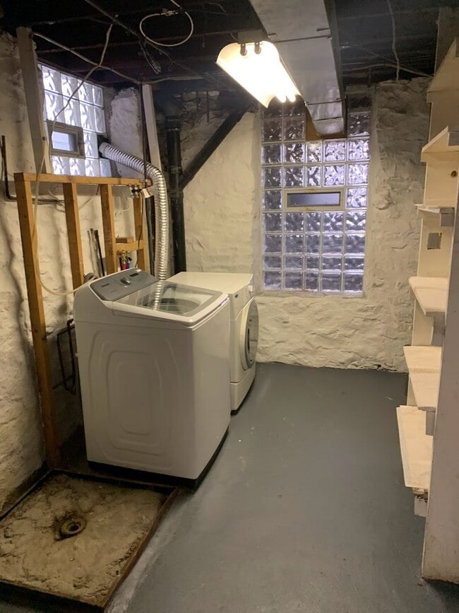 Building Photo - Beautiful Renovated 3/1.5 Home in Beechvie...