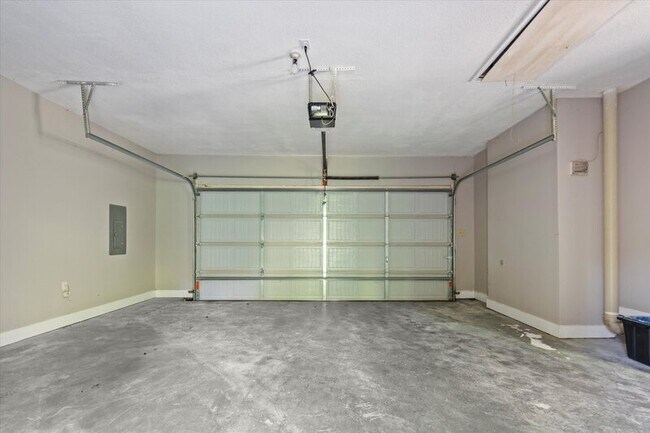 Building Photo - 233 Pine Ridge Rd